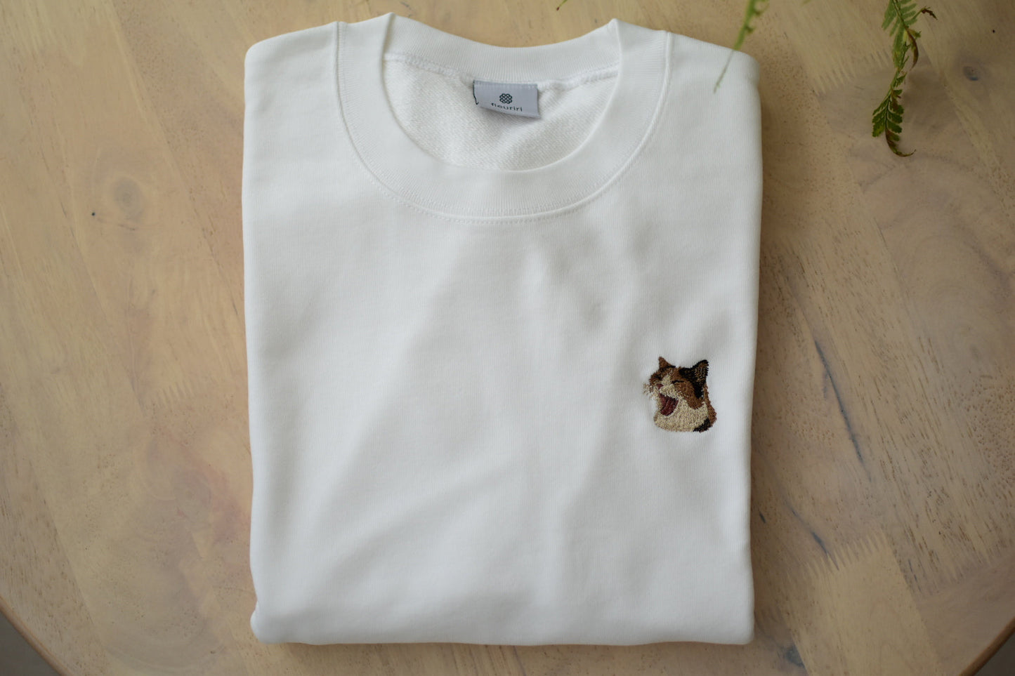 あくびねこスウェットシャツ（三毛）