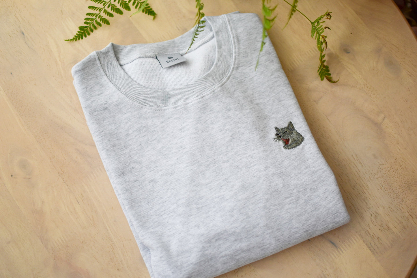 あくびねこスウェットシャツ